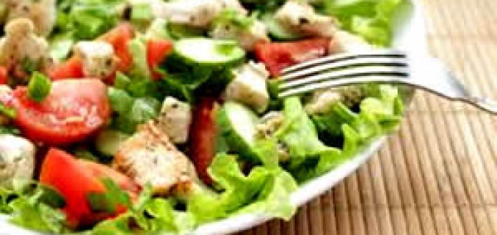 салат из куриного филе с овощами