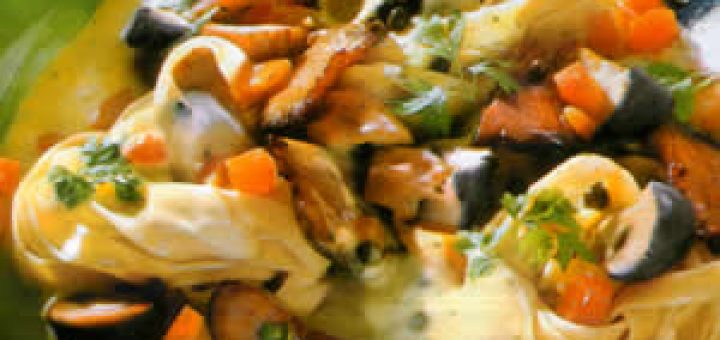 лапша с грибным соусом