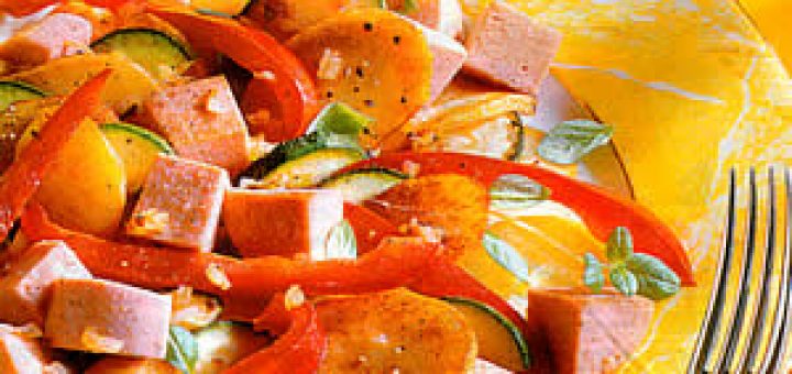 картофель с цуккини и колбасой