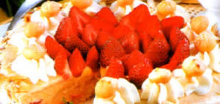 торт с клубникой