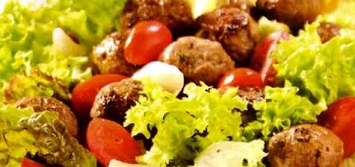 салат с фрикадельками