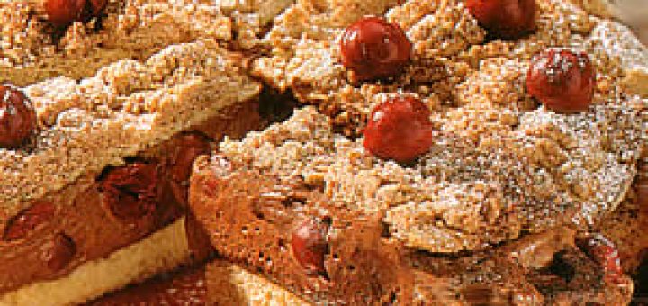 шоколадный торт с вишней