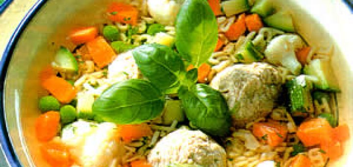 суп с цветной капустой и фрикадельками