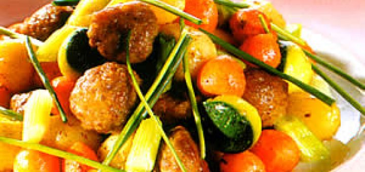 жареные овощи с тефтелями