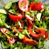 салат из помидоров, огурцов и лука