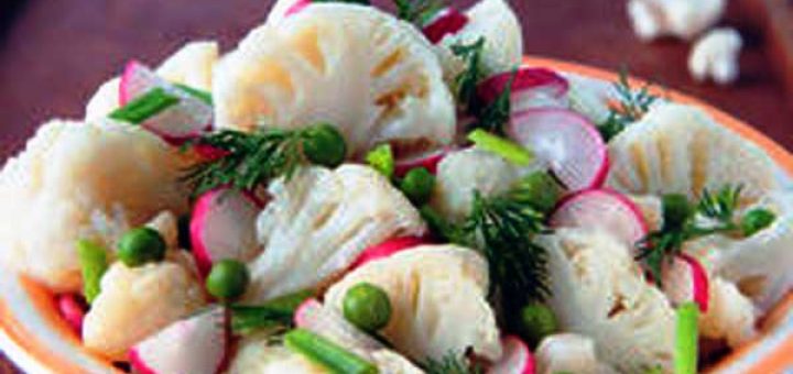 салат из цветной капусты и редиса