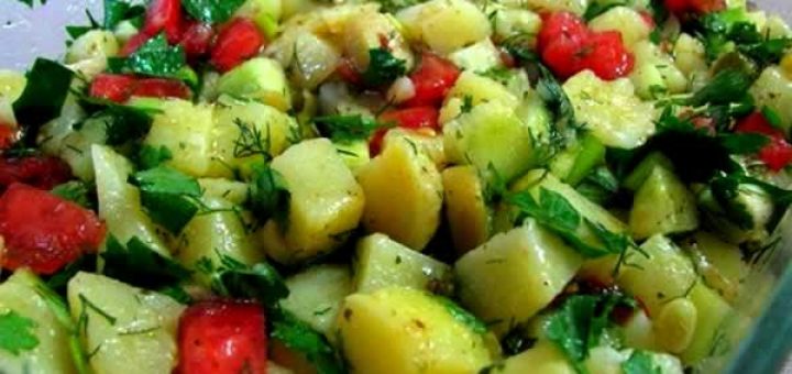 салат из помидоров,. огурцов и картофеля