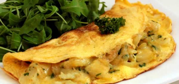 салат с картофелем и рыбой в омлете