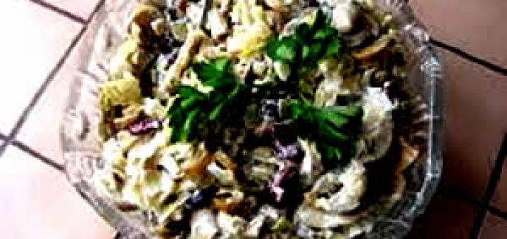 салат из сушеных грибов с сельдью