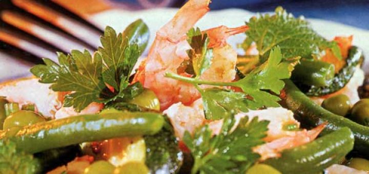 горячий картофельный салат с креветками