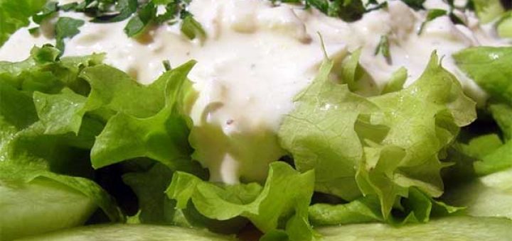 зеленый салат со сметаной