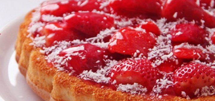 торт с халвой и клубникой